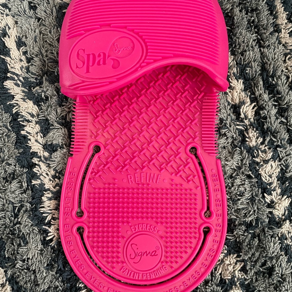 Sigma Beauty Spa Brush Cleaning Mat with Dry and Shape Black Case - Picture 3 of 7
